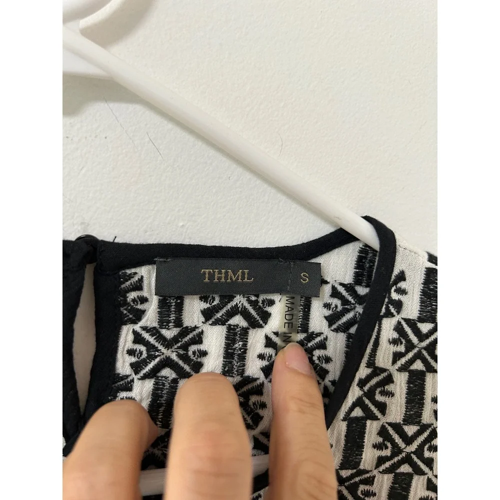 THML Black White Embroidered Cutout Sleeveless Rayon Tank Top‎ Blouse Small